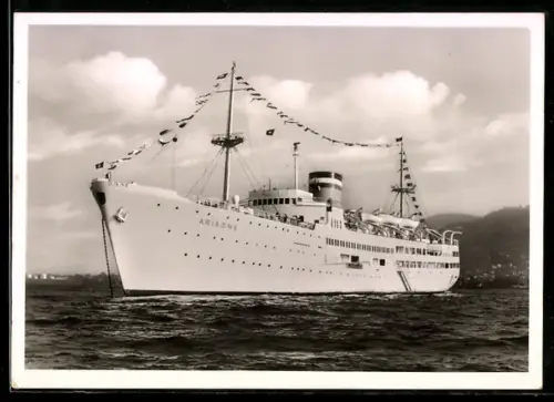AK Passagierschiff Ariadne vor der Küste vor Anker liegend