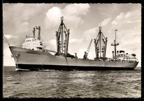 AK Treuenfels mit Schwergut-Ladebäumen in Fahrt, Handelsschiff