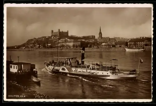 AK Bratislava, Raddampfer Dunaj auf der Donau vor der Stadt