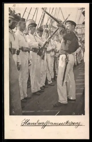AK Matrosen an Deck von Kriegsschiff bei der Handwaffenmusterung