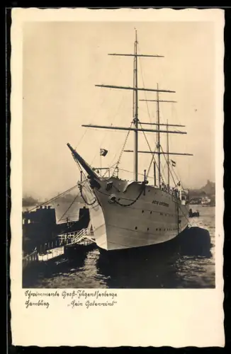 AK Schwimmende Gross-Jugendherberge Hein Godenwind im Hafen von Hamburg