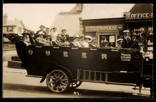 Foto-AK Kraftwagen Queen für Rundfahrten in Bournemouth, Fahrgäste an Bord