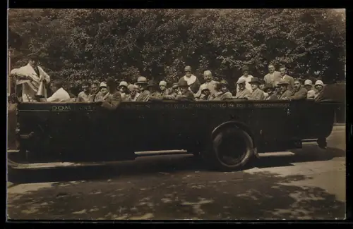 AK Kraftwagen der Vereinigten Wiener Auto-Rundfahrten für Fahrten durch Wien