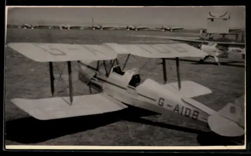 Foto-AK Doppeldecker-Flugzeug mit Kennung G-AIDB auf Flugfeld
