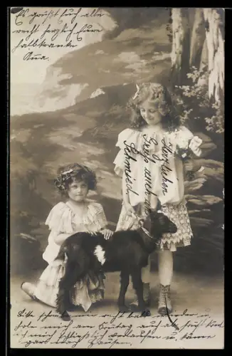 AK Zwei Mädchen mit Ziege vor Fotokulisse