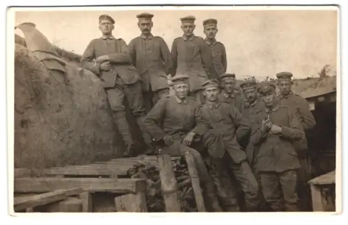 Foto-AK Gruppe von Soldaten in Uniformen im Schützengraben, Grabenpanzer /Sappenpanzer