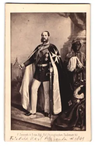Fotografie F. Jamrath & Sohn, Berlin, Taubenstr. 20, Prinz Carl v. Preussen, Herrenmeister d. Johanniterorden, mit Diener
