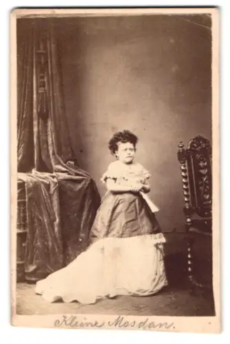 Fotografie Stringfellow, Sheffield, Chapel Walk, Kleinwüchsige Edeldame mit Fächer