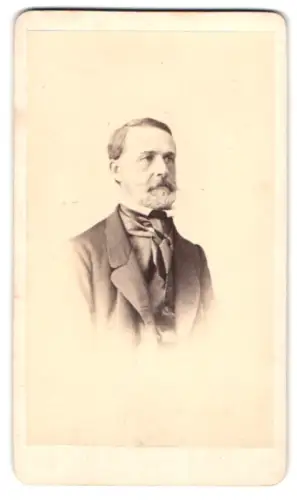 Fotografie Carl Falke, Gera, Porträt Fürst Heinrich XIV von Reuss, jüngere Linie