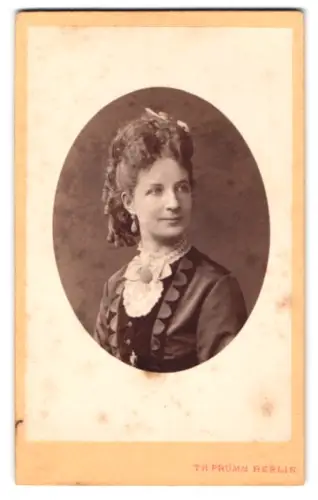 Fotografie Th. Prümm, Berlin, Unter den Linden 51, Porträt Ina Gräfin Schlippenbach