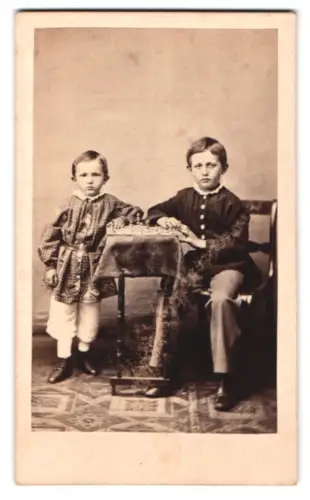 Fotografie A. Sturtzel, Nakel, Zwei Kinder am Tisch mit einem Schachbrett