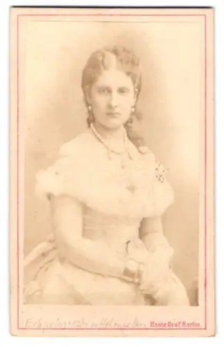 Fotografie Heinrich Graf, Berlin, Friedrichstr. 165, Infantin Antonia Maria v. Braganza Fürstin Hohenzollern-Sigmaringen