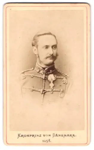 Fotografie unbekannter Fotograf und Ort, Kronprinz Frederick VIII. von Dänemark in Uniform