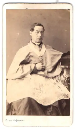 Fotografie Carl von Jagemann, Wien, Porträt Graf Anatol d`Orsay, Domherr in Ölmütz mit Orden