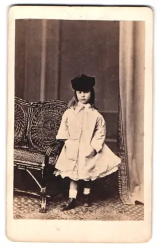 Fotografie unbekannter Fotograf und Ort, Prinzessin von Preussen, spätere Prinzessin zu Schaumburg Lippe als Mädchen