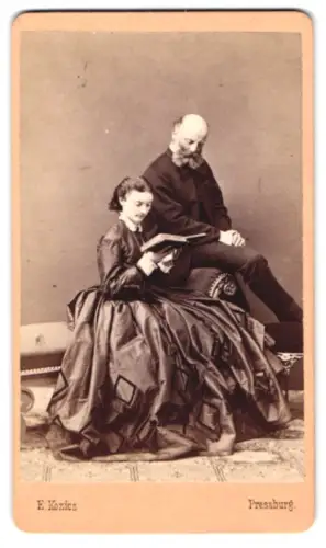 Fotografie E. Kozics, Pressburg, Promenade 2, Graf Franz Esterhazy und Gräfin Wally Esterazy im Porträt