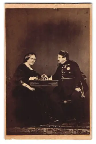 Fotografie Rudolph Striegler, Kjöbenhavn, König Frederik VII. von Dänemark und Gräfin Danner beim Schachspiel