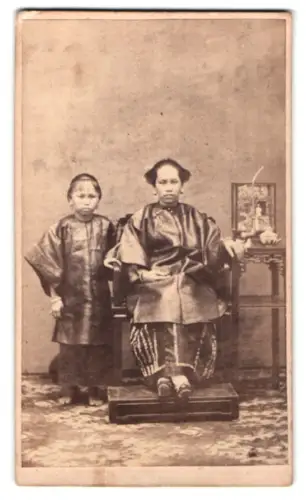 Fotografie unbekannter Fotograf und Ort, Chinesische Frau und Kind in Tracht China