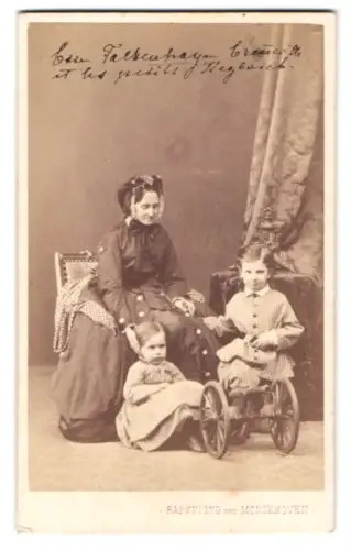 Fotografie Rabending und Monckhoven, Wieden, Favoritenstrasse 43, Gräfin Viktoria von Falkenhagen mit zwei Kindern
