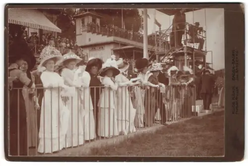 Fotografie Hugo Kühn, Baden-Baden, Ansicht Baden-Baden, Gruppe an der Pferde Rennbahn