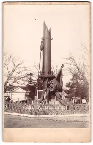 Fotografie unbekannter Fotograf, Ansicht Shanghai, Denkmal mit zerbrochenem Mast, SMS Iltis
