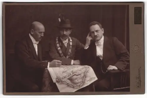 Fotografie Willy Kramer, Tilsit, Wasserstrasse 6, Schützenkönig mit Schützenkette, Entwurf für Gefallenen-Gedenktafel