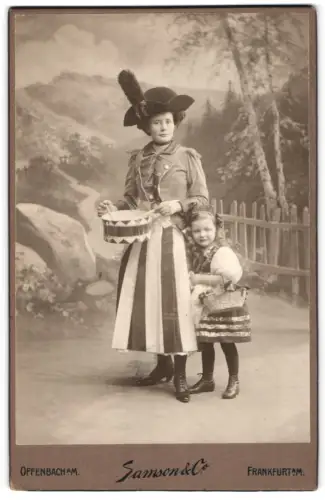 Fotografie Samson & Co., Offenbach a. M., Frau und Mädchen in Kostümen zum Fasching