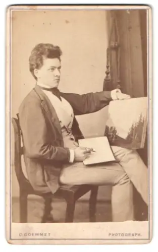 Fotografie Carl Coemmet, Cochem an der Mosel, Porträt Landschaftsmaler mit Ölbild und Skizzenbuch im Studio