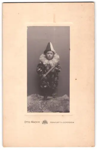Fotografie Otto Mackh, Frankfurt a. M., Kind im Clownskostüm zum Fasching