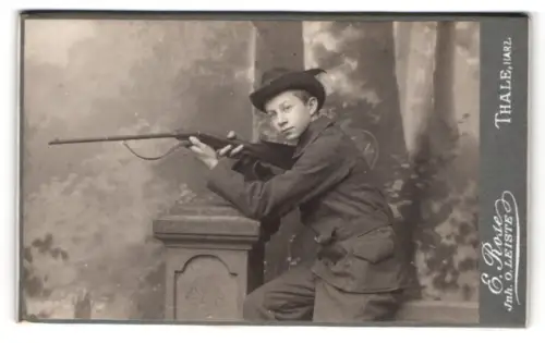 Fotografie E. Rose, Thale /Harz, Willi Dretschneider als Jäger mit Gewehr