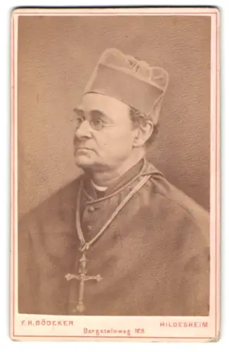 Fotografie F. H. Bödeker, Hildesheim, Bergsteinweg 8, Geistlicher mit Brille und Kreuz
