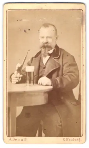 Fotografie A. Demuth, Offenburg, Bahnhofstrasse, Mann mit Pfeife und Bierglas