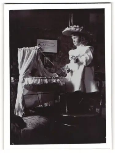 Fotografie unbekannter Fotograf und Ort, Kind mit Puppe und Puppenbett