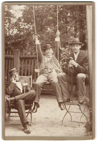 Fotografie Carl Bräutigam, Ort unbekannt, Drei Herren im Garten auf Stühlen und Schaukel