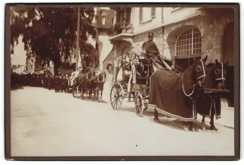 Fotografie Willy Gallas, Zürich, Ansicht Zürich, Pferdekutschen in einem Bestattungszug, Post mortem