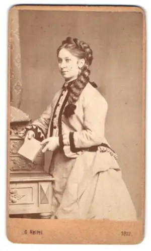 Fotografie G. Heitel, Wien, Hauptstrasse 64, Dame mit geflochtenem Haar und Buch in der Hand