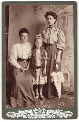 Fotografie unbekannter Fotograf und Ort, Karolina Hilty mit Familie 1909, Mädchen mit langem Haar