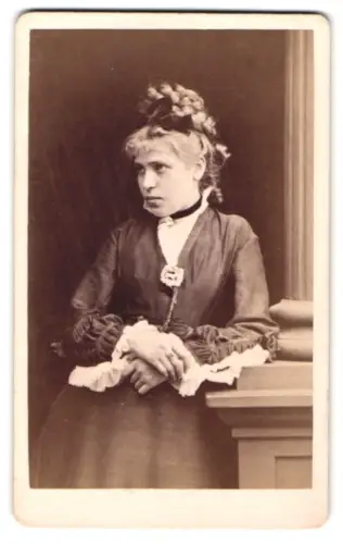 Fotografie Chr. Beitz, Arnstadt, Frau mit eleganter Frisur in nachdenklicher Pose