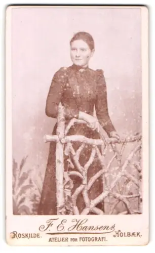 Fotografie F. E. Hansens, Roskilde, Frau an rustikalem Zaun