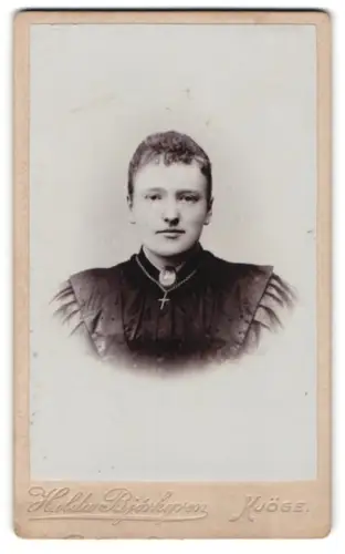Fotografie Hulda Björkgren, Køge, Jernbanegade, Porträt einer Frau in elegantem Kleid