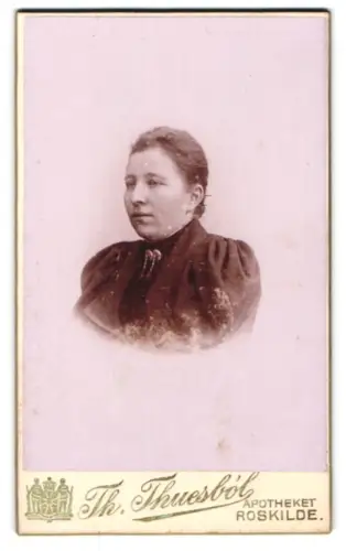 Fotografie Th. Thuesbøl, Roskilde, Portrait einer jungen Frau
