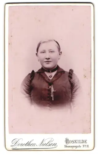 Fotografie Dorothea Nielsen, Roskilde, Skomagergade 31, Porträt einer Frau mit Kreuzanhänger