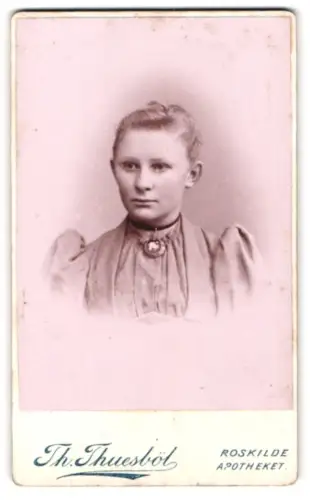 Fotografie Th. Thuesbøl, Roskilde, Apotheket, Porträt einer jungen Frau