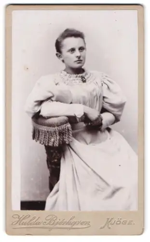 Fotografie Hulda Björkgren, Køge, Jernbanegade, Junge Frau mit elegantem Kleid