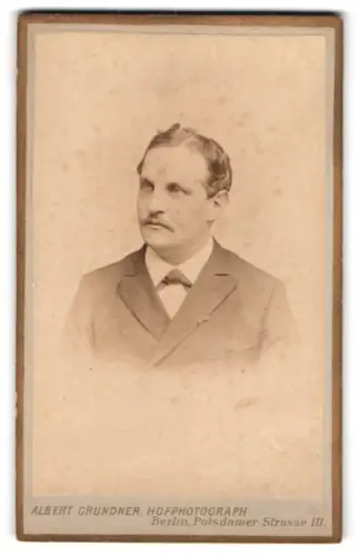 Fotografie Albert Grundner, Berlin, Potsdamer-Strasse 111, Porträt eines Mannes