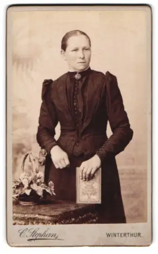 Fotografie C. Stephan, Winterthur, Ecke Wart u. Rudolfstrasse, Frau mit Buch