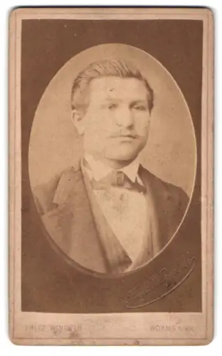 Fotografie Fritz Winguth, Worms, Speierstrasse 84, Porträt eines jungen Mannes