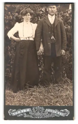 Fotografie unbekannter Fotograf und Ort, Paar im Freien