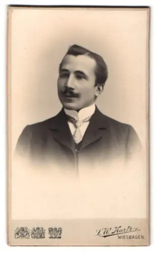 Fotografie L. W. Kurtz, Wiesbaden, Friedrichstrasse 4, Porträt eines eleganten Herrn