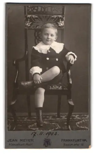 Fotografie Jean Meyer, Frankfurt am Main, Rossmarkt 12, Junge auf kunstvollem Stuhl